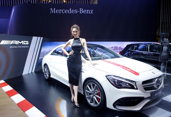 dan nguoi dep trong gian hang cua mercedes benz