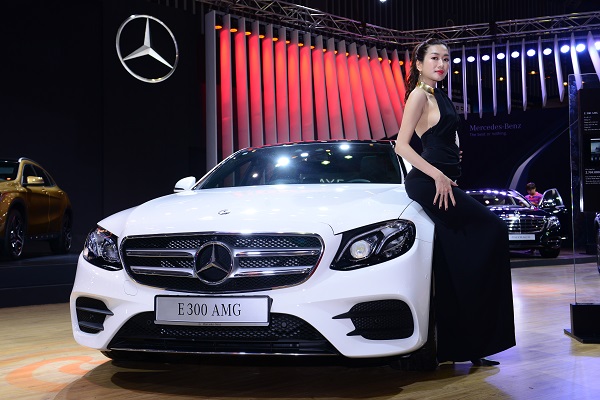 dan nguoi dep trong gian hang cua mercedes benz