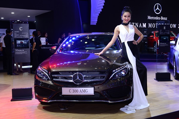 dan nguoi dep trong gian hang cua mercedes benz