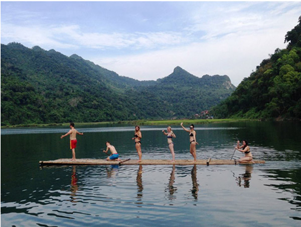 khac biet giua khach tay va viet trong mat huong dan vien