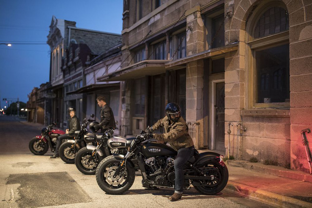 indian motor scout bobber 2018 thay doi hop the thoi