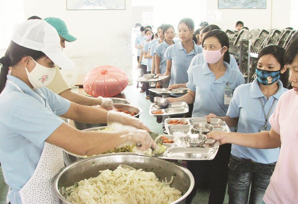 Doanh nghiệp chăm lo bữa ăn cho công nhân