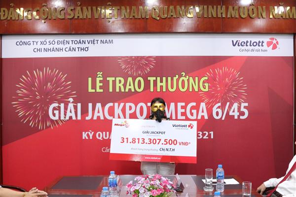 Vietlott trao giải Jackpot Mega 6/45 kỳ 321 tại Cần Thơ