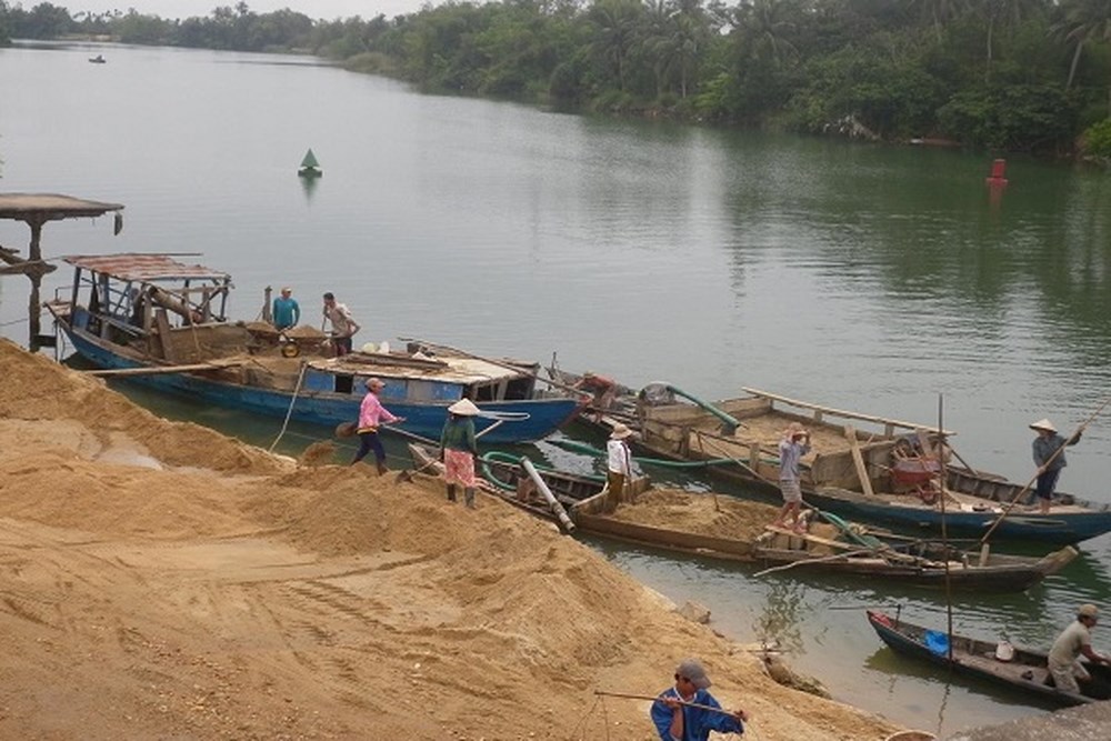 Xử lý nghiêm hành vi khai thác cát trái phép tại Vĩnh Phúc