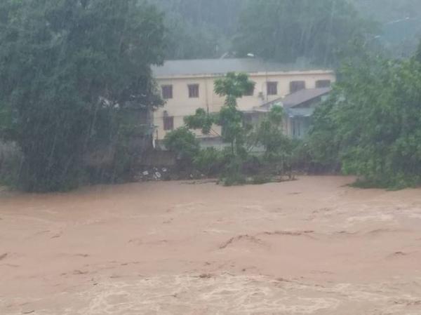 hang chuc ngoi nha o nghe an bi mua lu cuon troi nhan chim