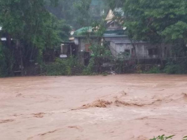 hang chuc ngoi nha o nghe an bi mua lu cuon troi nhan chim