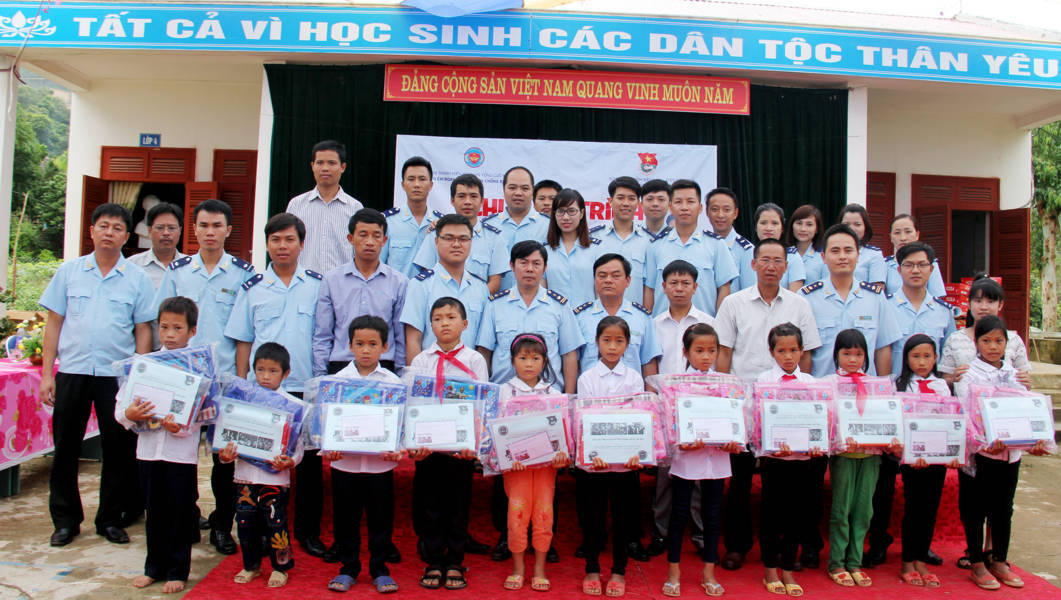 Tiếp sức cho học sinh vùng cao tới trường