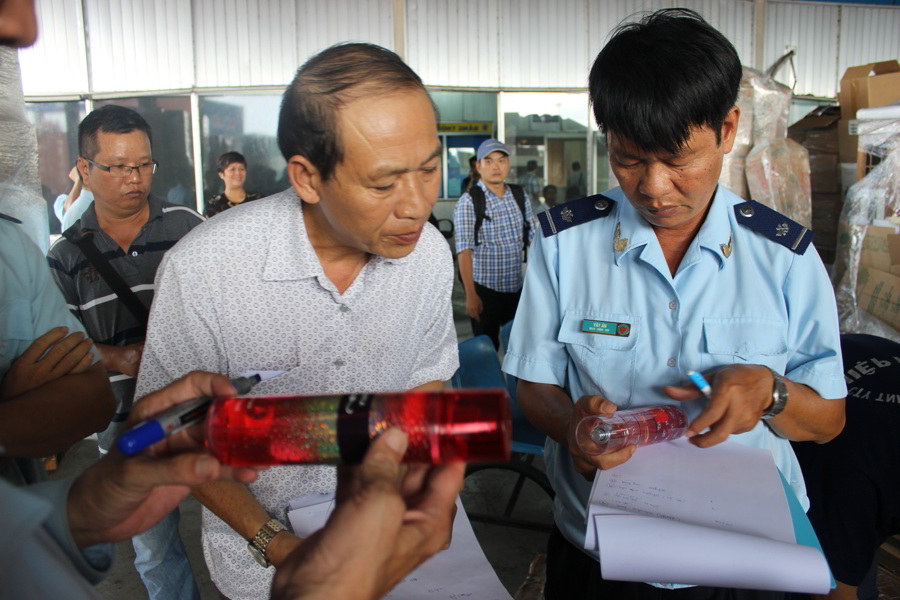 kham xet 2 container hang hoa nhap khau tu my