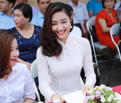 hoa hau tran thu ngan dien ao dai trang tinh khoi trong le khai giang truong cu