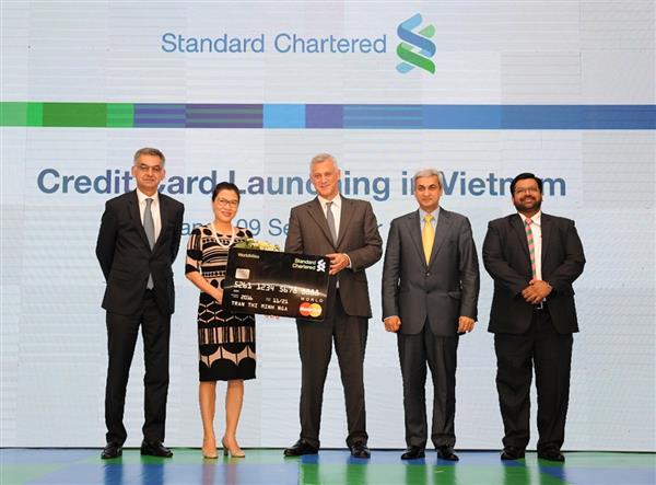 nhieu uu dai cho chu the tin dung standard chartered