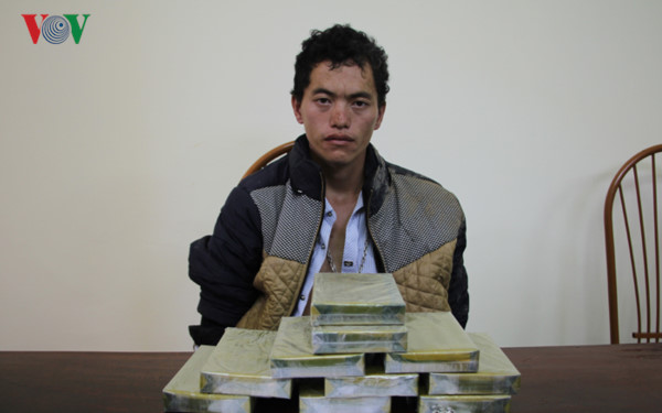 doi tuong van chuyen 10 banh heroin dien cuong chong tra cong an