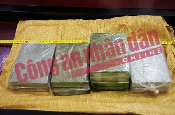 bat qua tang 2 doi tuong van chuyen 10 banh heroin tai ha giang