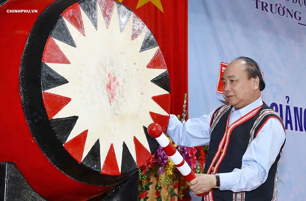 thu tuong nguyen xuan phuc da du le khai giang nam hoc moi tai kontum