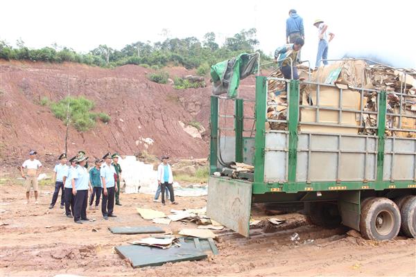 Phát hiện hàng nghìn thanh gỗ lậu ngụy trang bằng giấy phế liệu