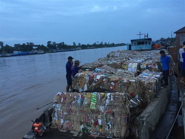 Khởi tố hình sự vụ vận chuyển trái phép 54 tấn phế liệu qua biên giới