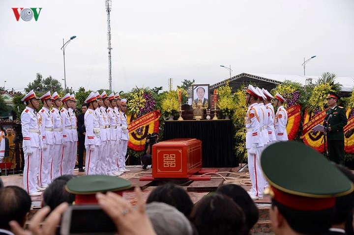 Hình ảnh lễ an táng Chủ tịch nước Trần Đại Quang tại quê nhà