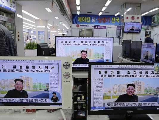 BBC: Ảnh ông Kim Jong Un chống gậy có thể là &quot;cảnh diễn&quot;