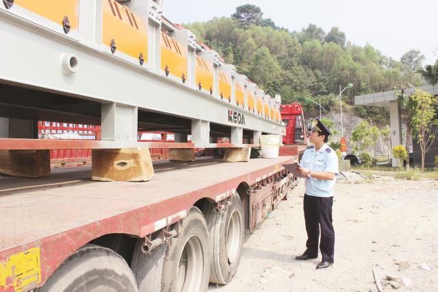 “Quên” áp mã HS hàng chuyên ngành: Hải quan đang “gánh” hộ