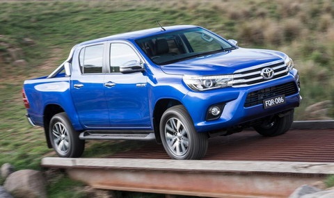 Toyota Hilux 2015 có giá từ 693 triệu đồng