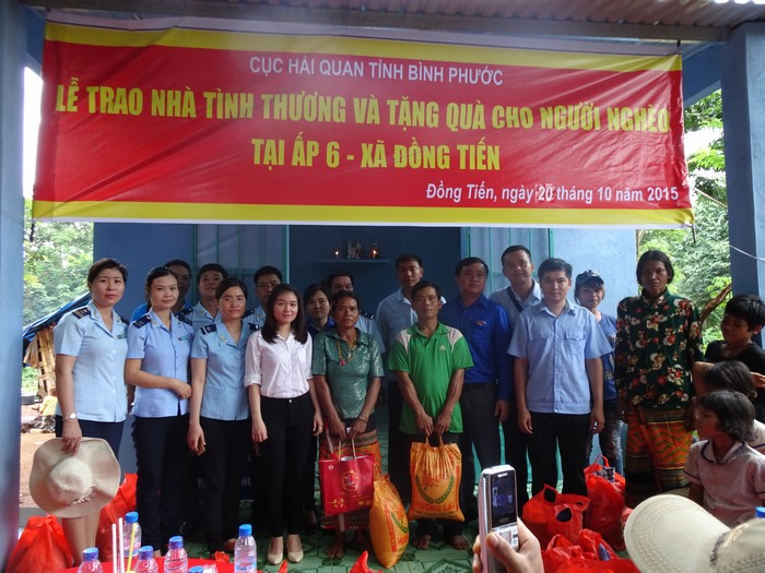 hai quan binh phuoc trao tang nha tinh thuong cho ho ngheo