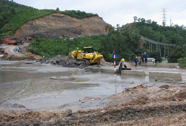 Khai thác khoáng sản: Doanh nghiệp lợi, người dân thiệt?