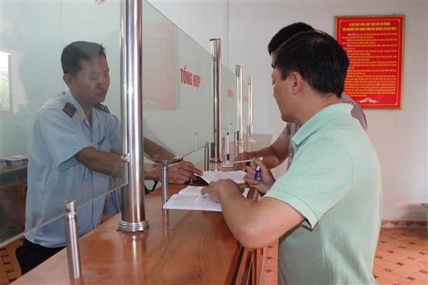 mien thue hang mau co tri gia khong vuot qua 50 nghin dong