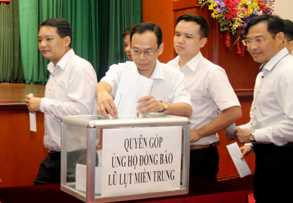 nganh tai chinh quyen gop ung ho dong bao mien trung