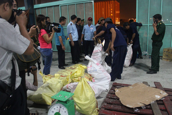 can canh 2 container nga voi nhap lau tai cang cat lai