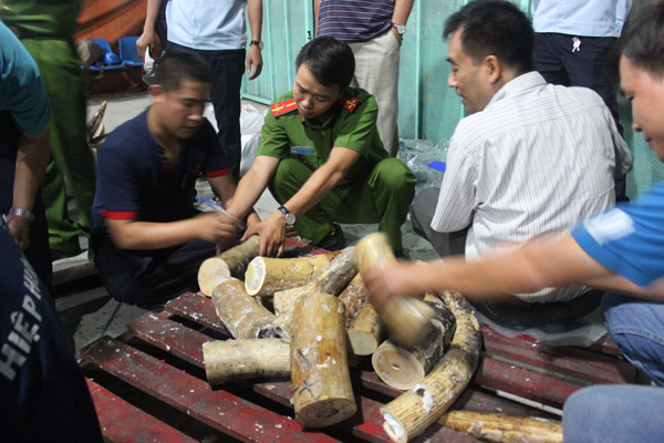 can canh 2 container nga voi nhap lau tai cang cat lai