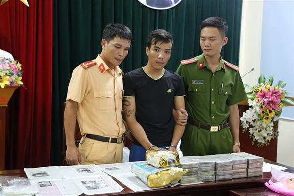 bat 3 doi tuong cung 20 banh heroin va 12 nghin vien ma tuy tong hop