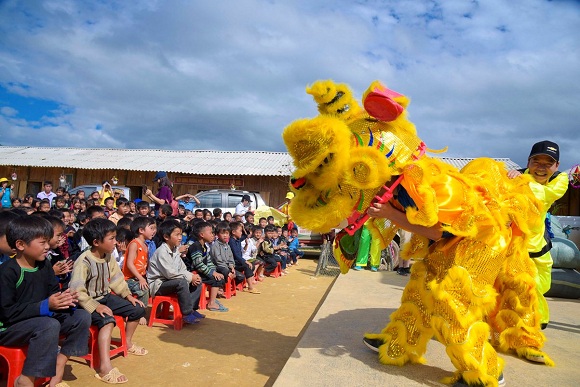 gm viet nam ho tro cac truong hoc kho khan va bi anh huong boi lu lut