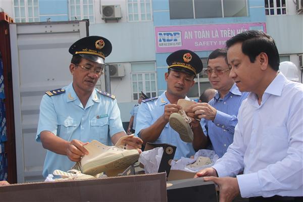 hai quan hai phong neu ly do tam giu 10 container hang qua canh di lao