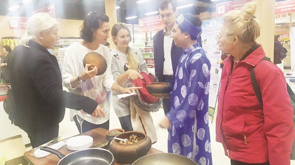 doanh nhan mang ca kho ra nuoc ngoai
