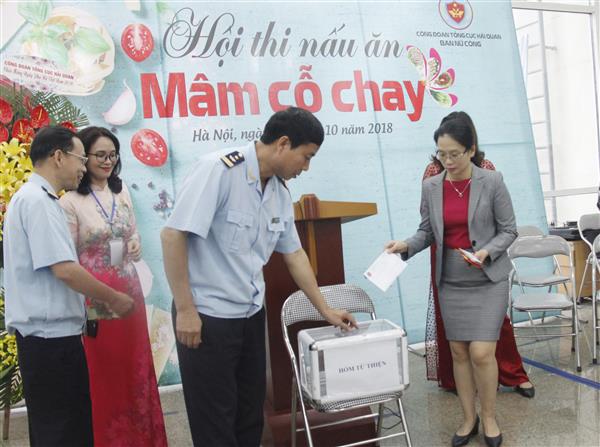 nu cong tchq ung ho 2 chau be mat cha me trong vu chay o de la thanh