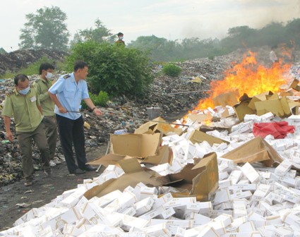 Siết chặt quản lí thuốc lá điếu và rượu tạm nhập