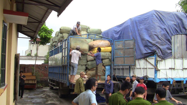 Bóc gỡ tụ điểm buôn lậu, thu giữ 100 tấn hàng vi phạm