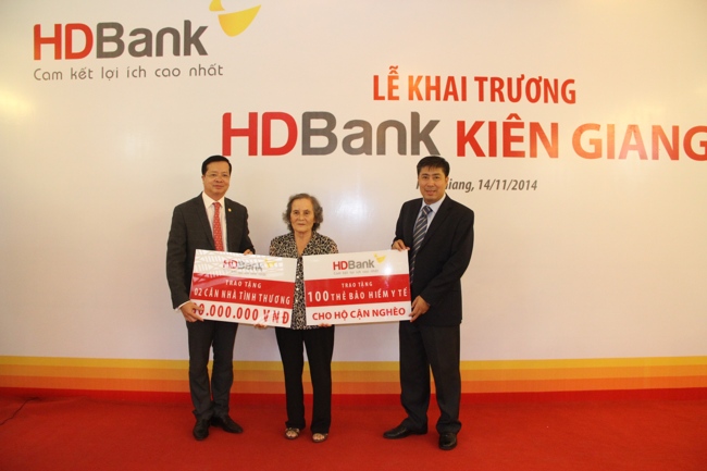 HDBank dành 1,2 tỷ đồng tặng nhà tình thương và thẻ bảo hiểm y tế