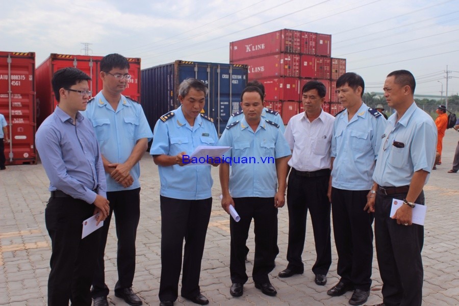 can canh kham xet gan 200 container hang cam tai cang sai gon