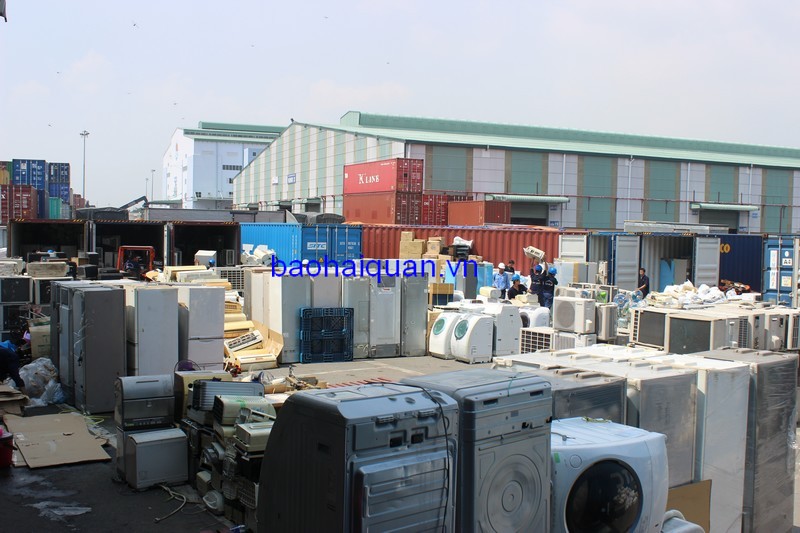 can canh kham xet gan 200 container hang cam tai cang sai gon