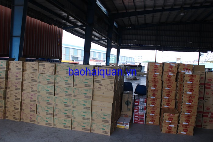 can canh kham xet gan 200 container hang cam tai cang sai gon