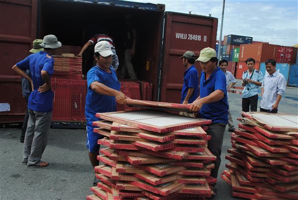 buoc tai xuat 13 container gach men nhap khau