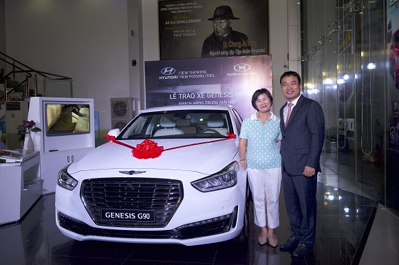 nu golf thu 60 tuoi dat giai thuong chiec xe hang sang genesis g90