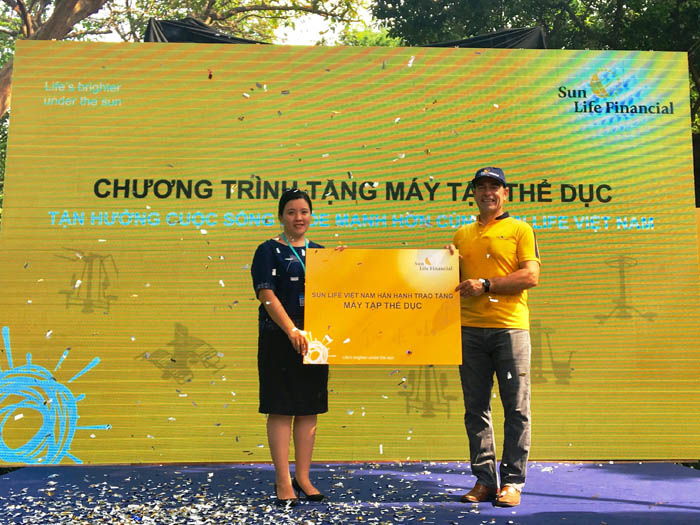 sun life viet nam tang may tap the duc cho cong vien tao dan