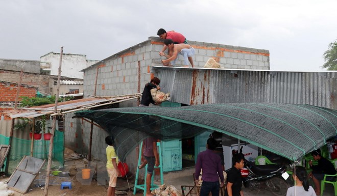 Bão số 9 chưa vào nhưng nhiều hồ chứa ở Ninh Thuận đã tràn nước