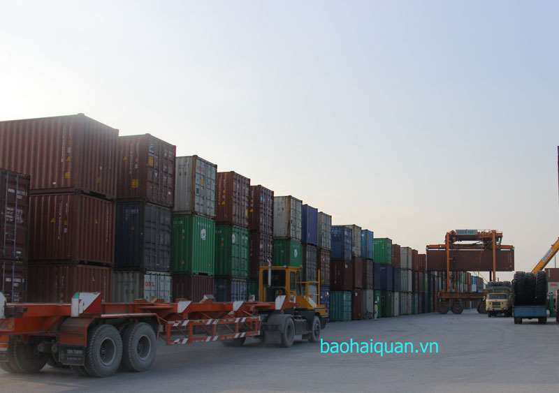 252 container lop o to bi bo roi o cang hai phong