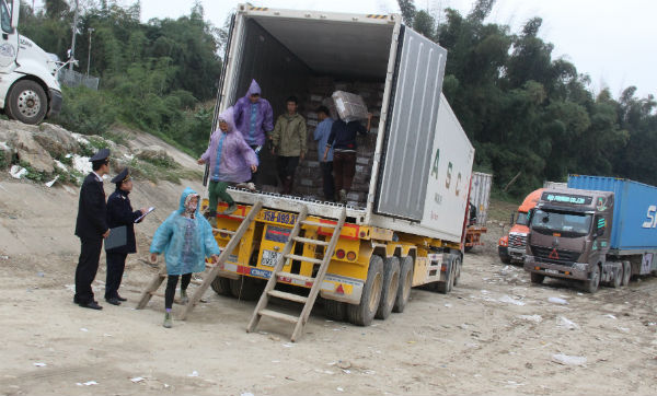 lang son ton dong gan 200 container hang tai cua khau phu binh nghi