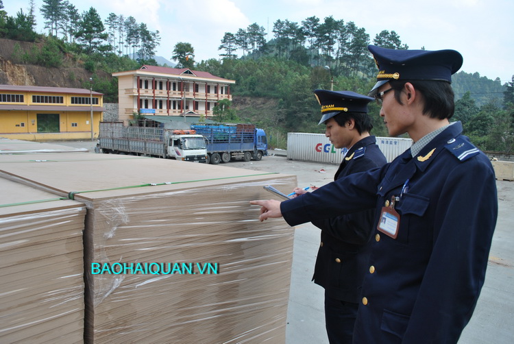 Nguy cơ tắc hàng do thiếu danh sách thương nhân được mua bán qua cửa khẩu phụ