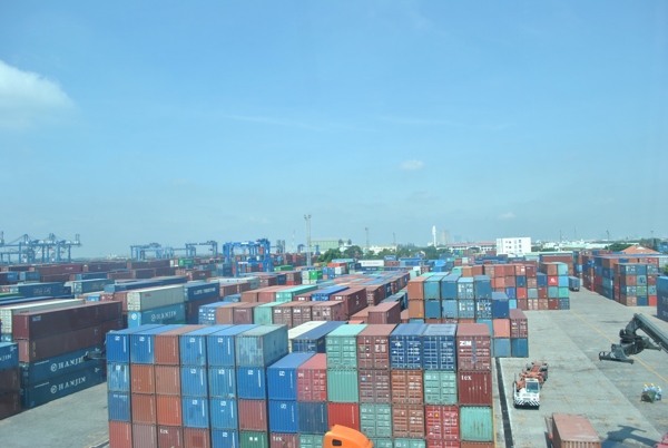 gan 130 container hang nhap khau tai cang cat lai chua co nguoi nhan