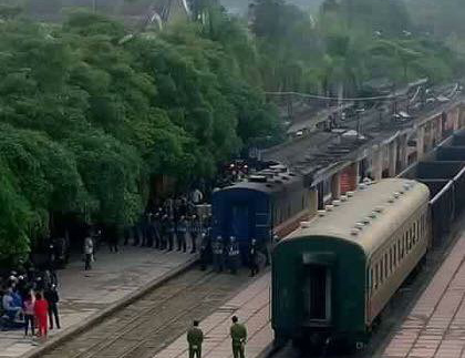 thu giu luong lon hang hoa khong giay to tren tau khach dong dang ha noi