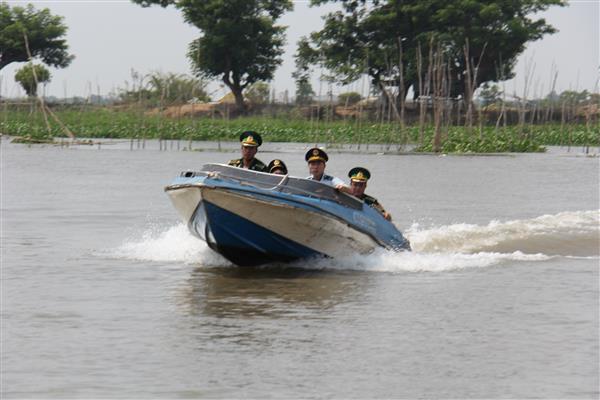 Xử lý nghiêm cán bộ hải quan có hành vi tiếp tay cho buôn lậu